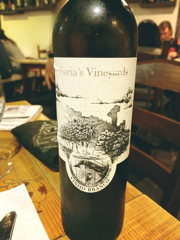 Vinho branco Faria's Vineyards na Ilha de São Miguel, Açores