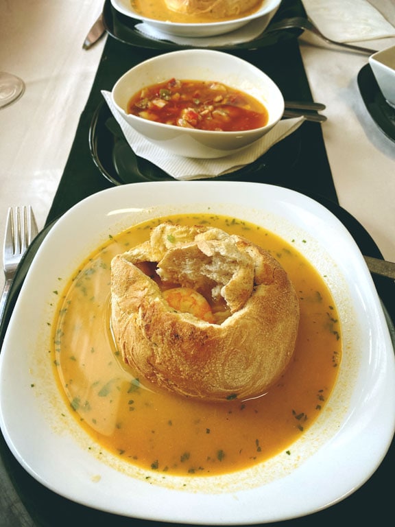 Sopa de peixe no pão no restaurante Botequim Açoriano, na Ilha de São Miguel, Açores
