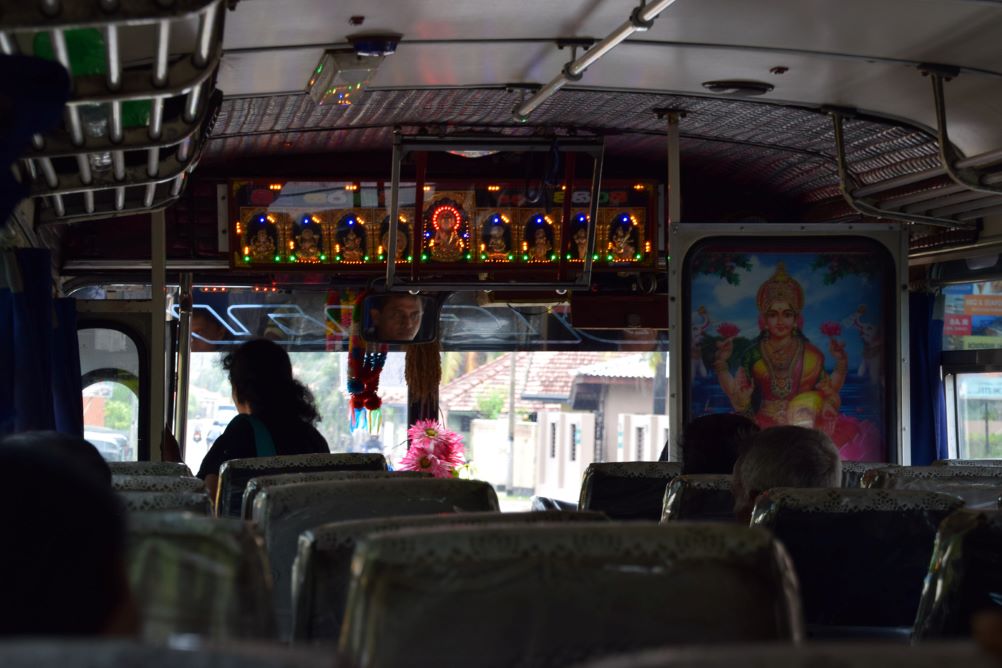 Interior de autocarro no Sri Lanka