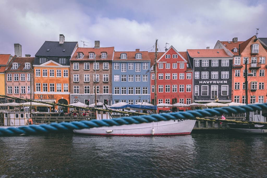 Canal em Copenhaga, na Dinamarca, um dos destinos mais seguros para viajar sozinha