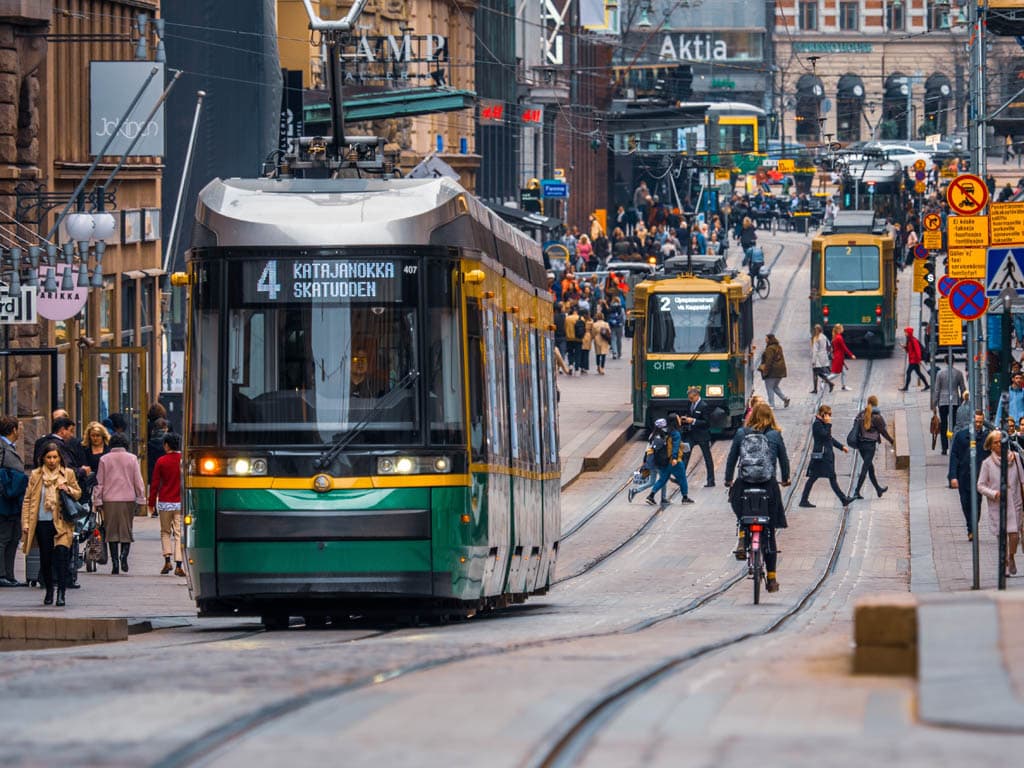 Rua movimentada na Finlândia, um dos destinos mais seguros para viajar sozinha