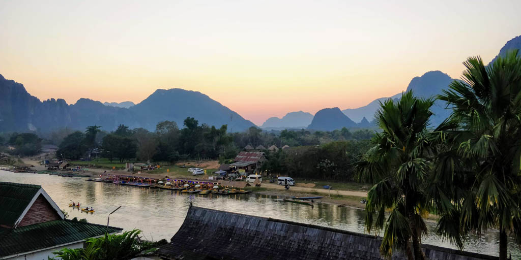 Vista sobre o rio e montanhas no Laos