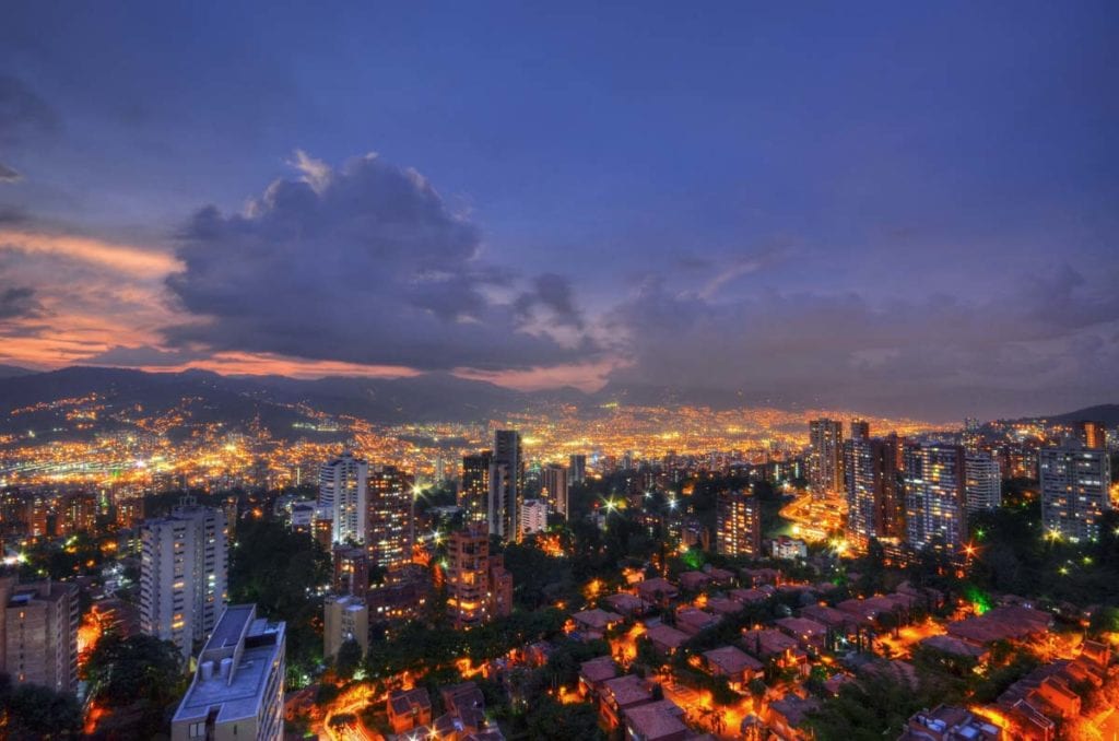 Vista noturna sobre Medellín - o que ver e fazer na Colômbia