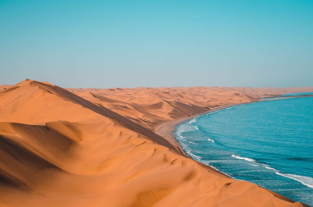 O deserto e a praia na Namibia, um dos destinos mais seguros para viajar sozinha