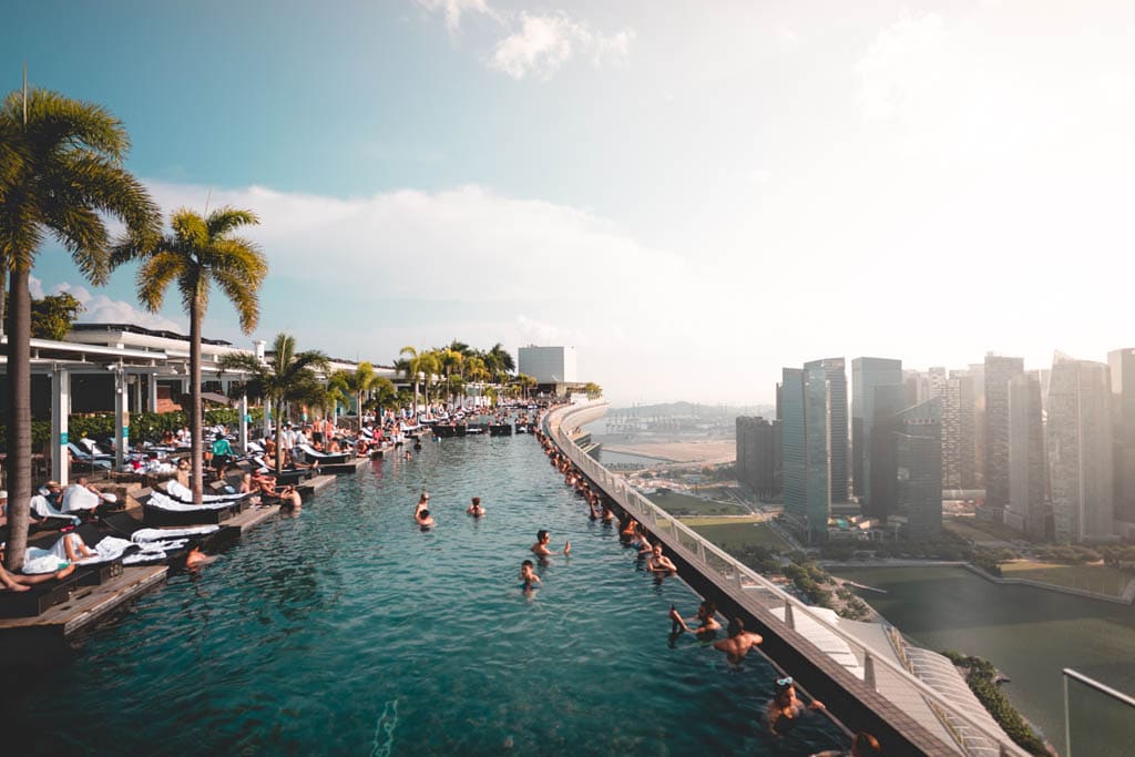 Piscina com vista sobre Singapura