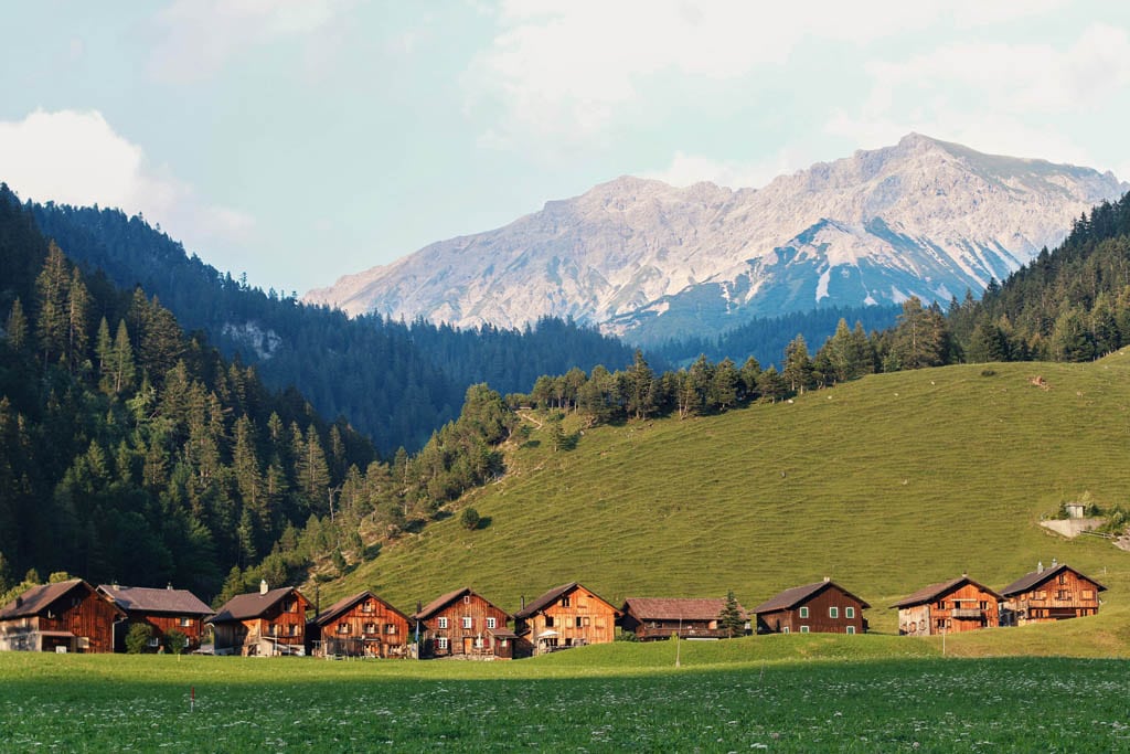 Paisagem natural na Suiça, um dos destinos mais seguros para viajar sozinha