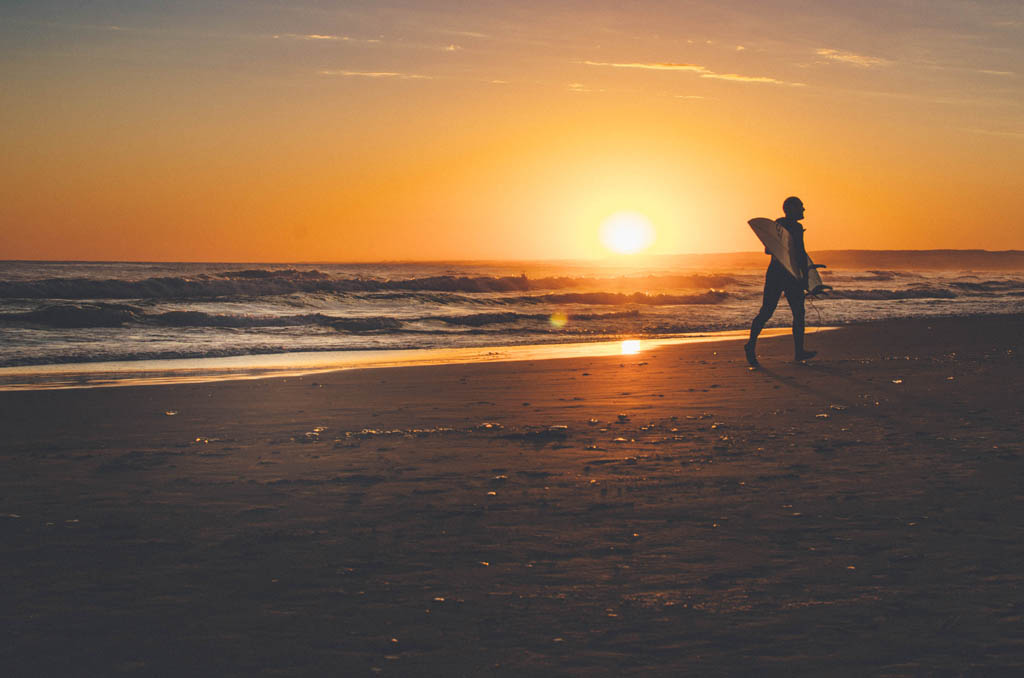 Surfista numa praia no Uruguai, um dos destinos mais seguros para viajar sozinha