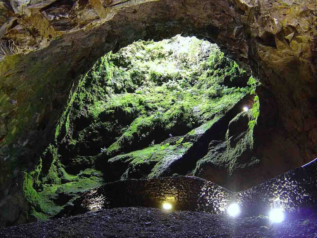 Algar do Carvão, Ilha Terceira | Locais a não perder nos Açores | places to visit in the Azores