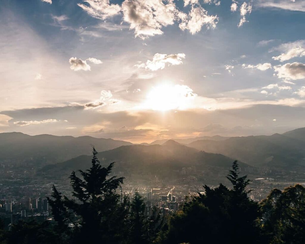 Melhores destinos para nómadas digitais | Medellin, Colombia / Best destinations for Digital Nomads